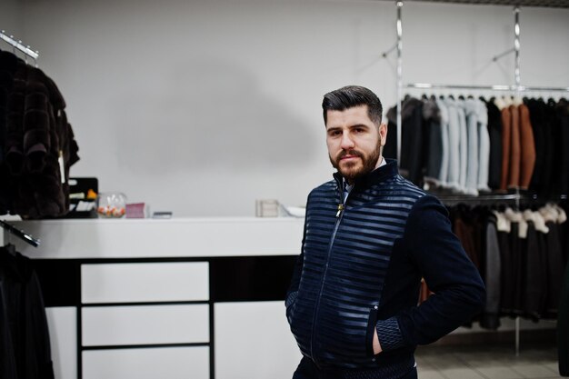 Hombre turco con estilo en la tienda de abrigos de piel y chaquetas de cuero