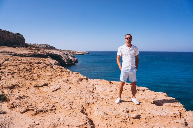 Hombre turista en las montañas junto al mar