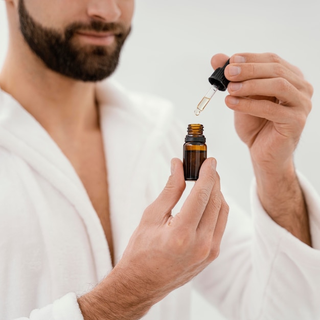 Hombre usando aceites naturales para su rostro