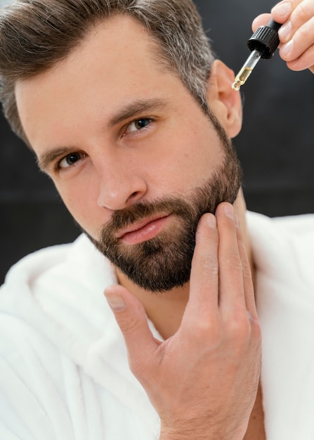 Hombre usando aceites naturales para su rostro