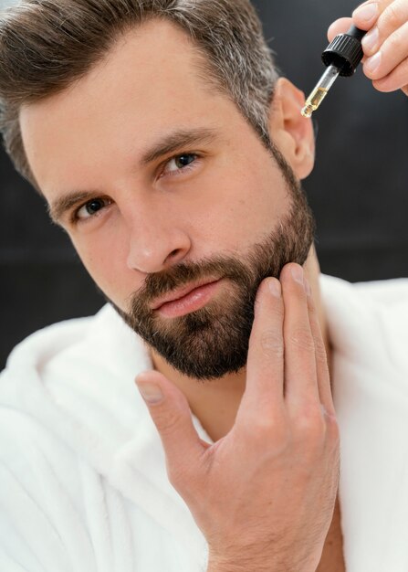 Hombre usando aceites naturales para su rostro