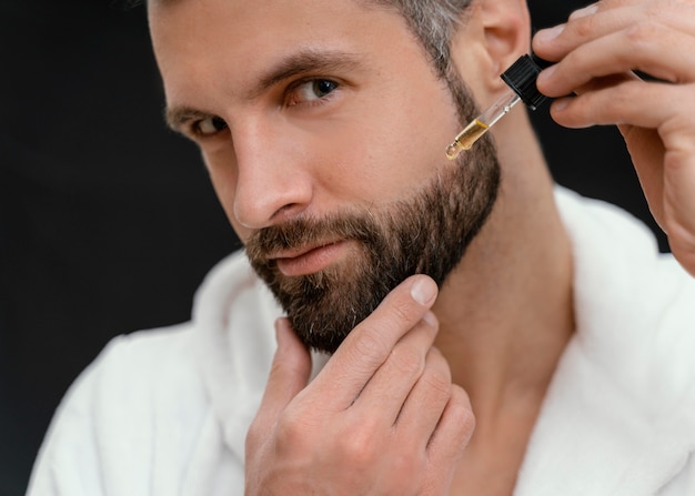 Hombre usando aceites naturales para su rostro