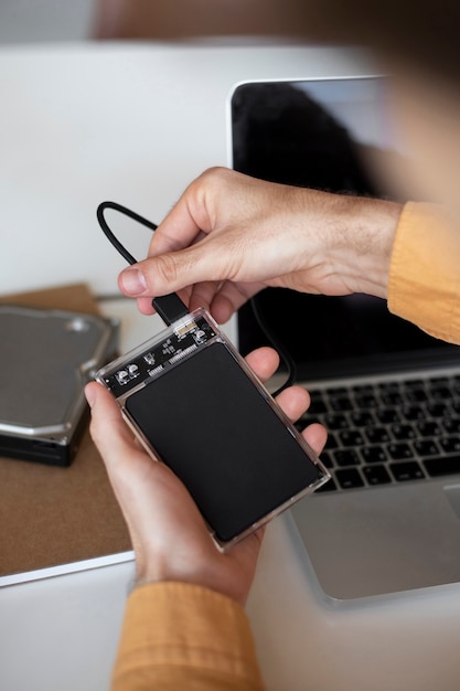 Hombre usando almacenamiento externo usado