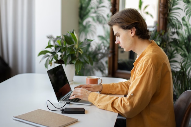 Hombre usando almacenamiento externo usado