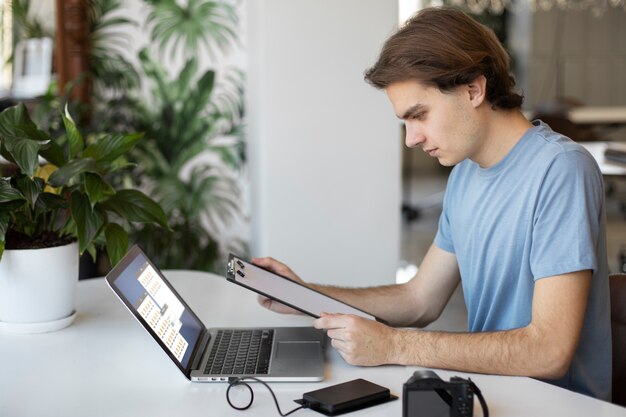 Hombre usando almacenamiento externo usado