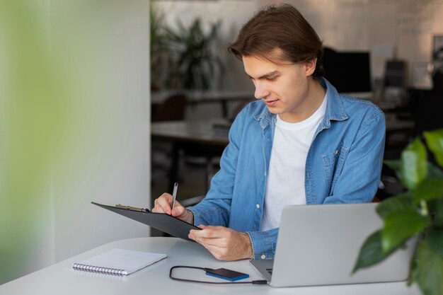 Hombre usando almacenamiento externo usado