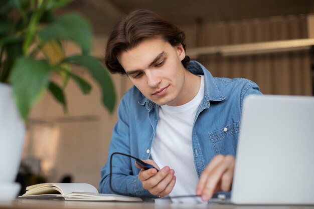 Hombre usando almacenamiento externo usado