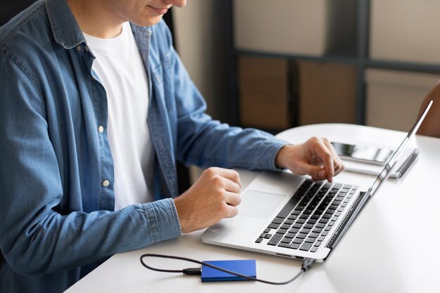 Hombre usando almacenamiento externo usado