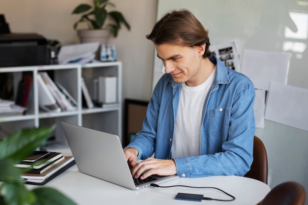 Hombre usando almacenamiento externo usado