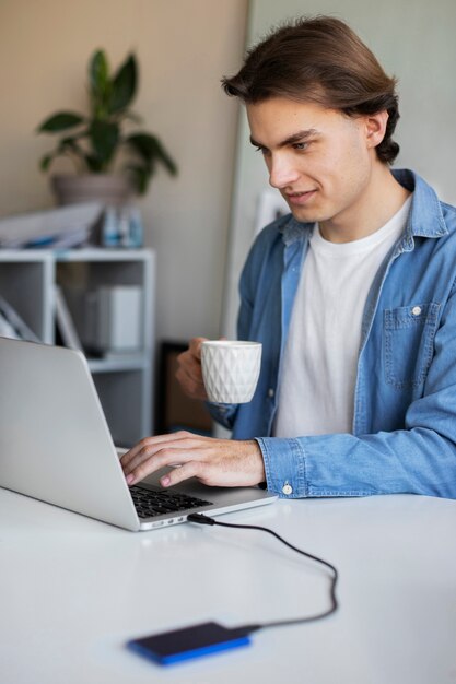 Hombre usando almacenamiento externo usado