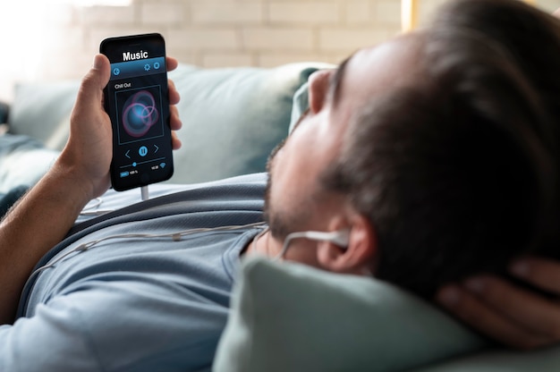 Hombre usando un asistente digital en su teléfono inteligente