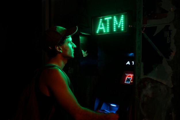 Hombre usando un cajero automático por su dinero