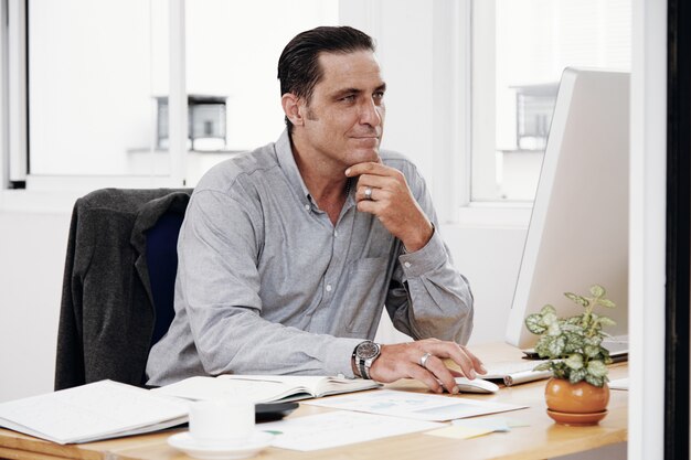 Hombre usando la computadora en la oficina