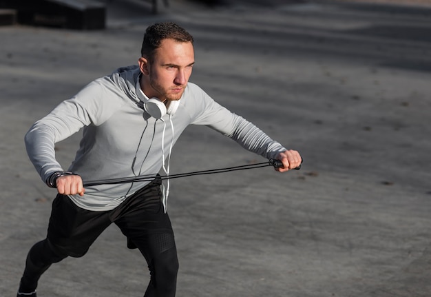 Hombre usando una cuerda de saltar para entrenamiento