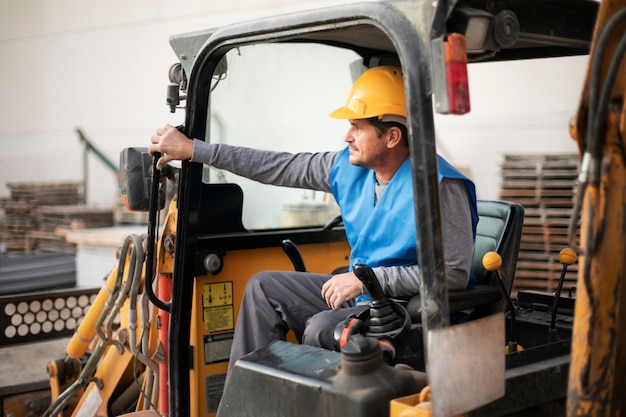 Hombre usando una excavadora para cavar a la luz del día