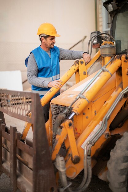 Hombre usando una excavadora para cavar a la luz del día