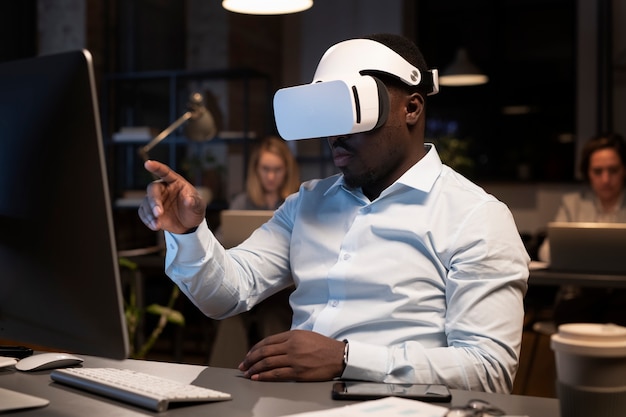 Hombre usando gafas vr