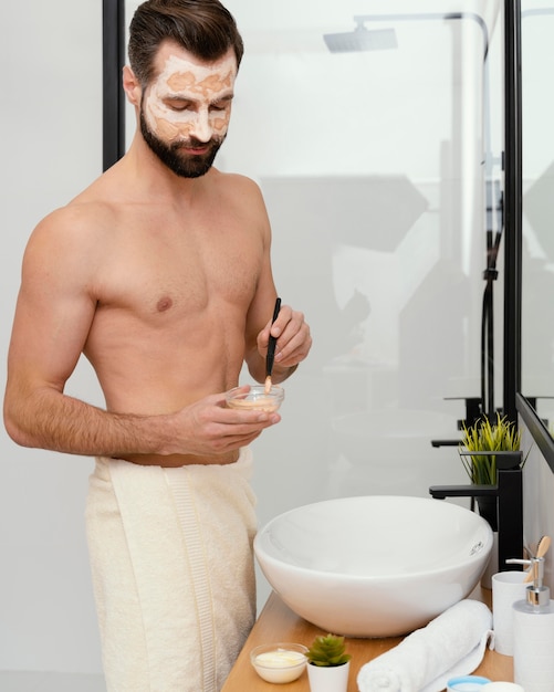 Foto gratuita hombre usando ingredientes naturales para una mascarilla