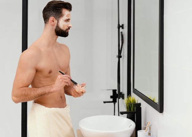 Hombre usando ingredientes naturales para una mascarilla