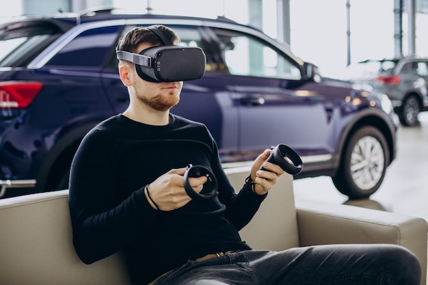 Hombre usando y jugando con gafas vr