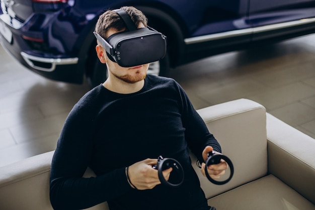 Hombre usando y jugando con gafas vr