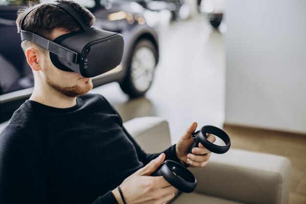 Hombre usando y jugando con gafas vr