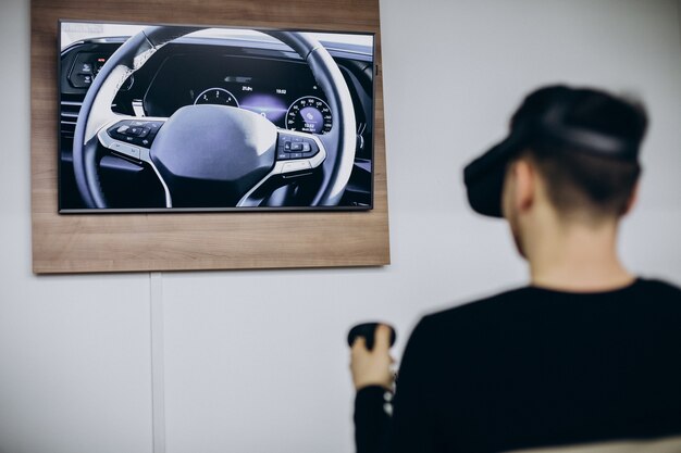 Hombre usando y jugando con gafas vr