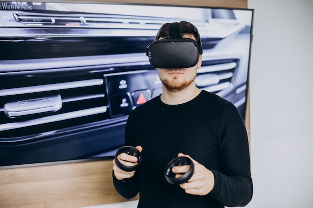 Hombre usando y jugando con gafas vr