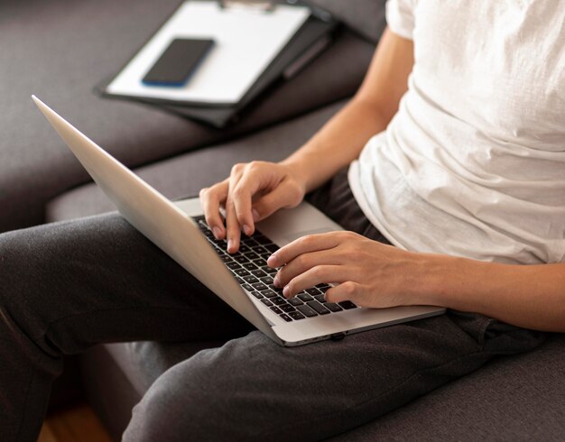 Hombre usando laptop en casa en cuarentena para trabajar