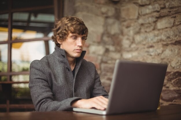 Hombre usando laptop