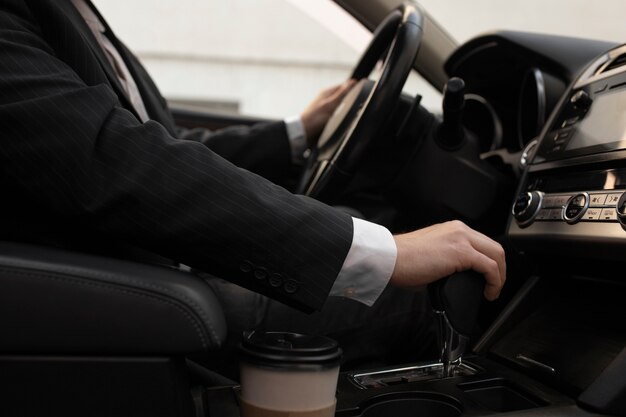 Hombre usando las opciones de su coche mientras conduce