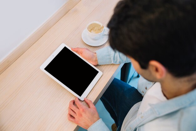 Hombre usando tableta desde arriba