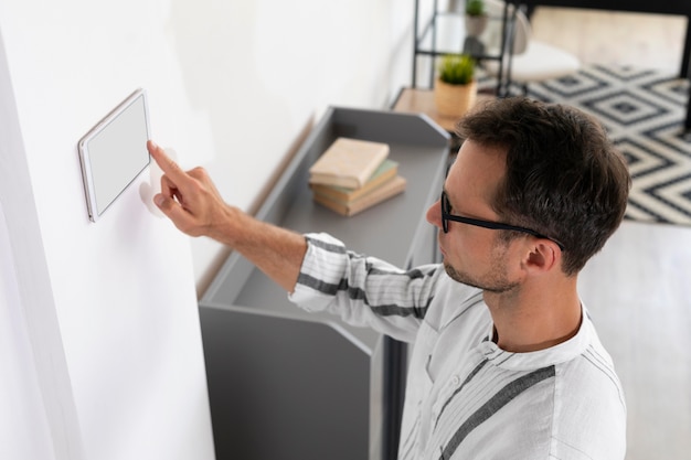 Foto gratuita hombre usando una tableta de casa inteligente