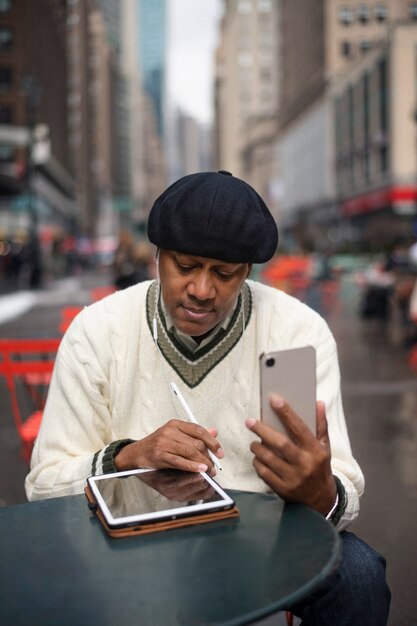 Hombre usando tecnología mientras viaja por la ciudad