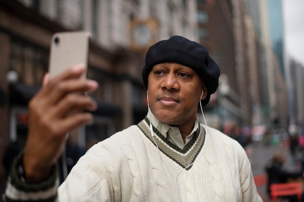 Hombre usando tecnología mientras viaja por la ciudad