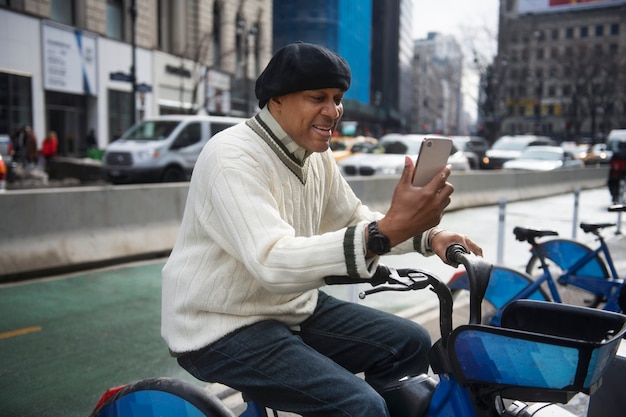 Hombre usando tecnología mientras viaja por la ciudad