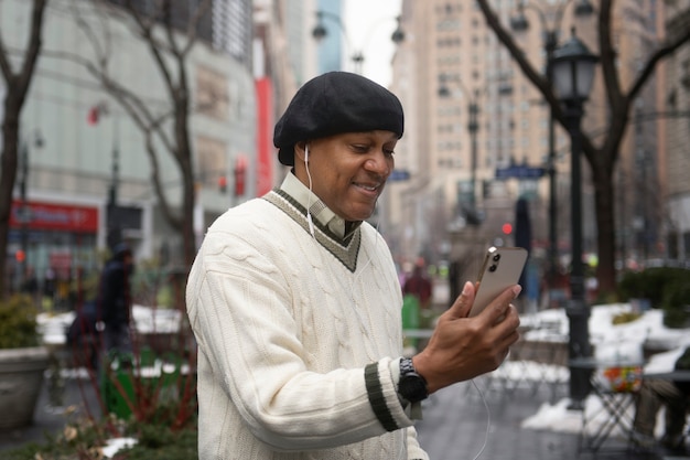 Foto gratuita hombre usando tecnología mientras viaja por la ciudad