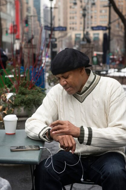 Hombre usando tecnología mientras viaja por la ciudad