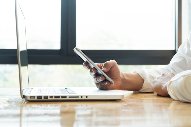 Hombre usando teléfono inteligente móvil