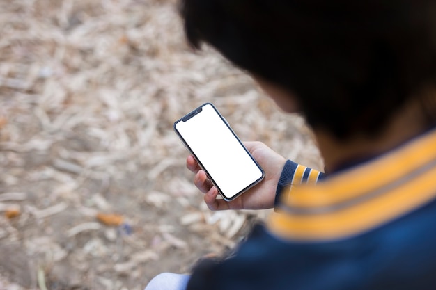 Foto gratuita hombre usando teléfono móvil afuera