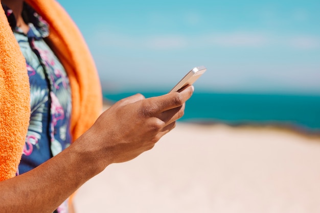 Hombre usando teléfono móvil