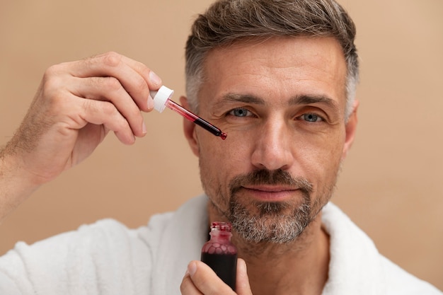 Hombre usando tratamiento antienvejecimiento