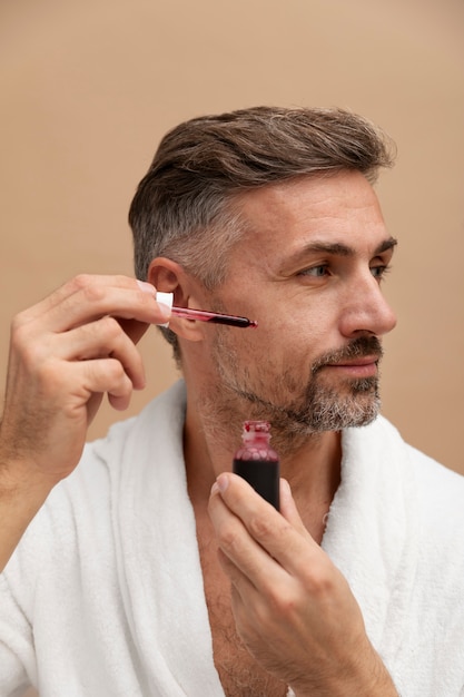 Hombre usando tratamiento antienvejecimiento