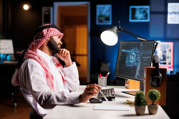 Hombre utilizando IA en su computadora de escritorio