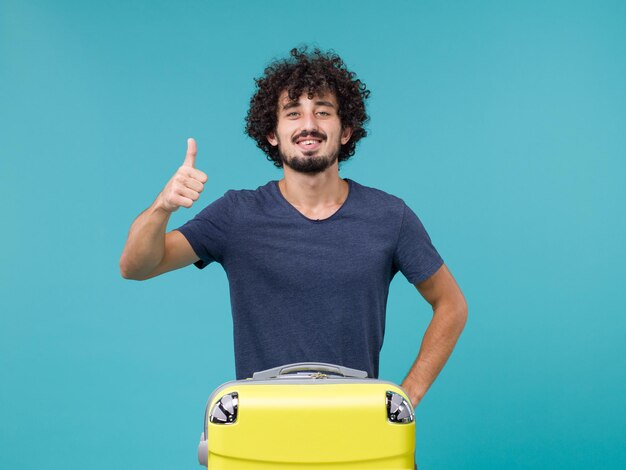 Foto gratuita hombre de vacaciones sintiéndose feliz y sonriendo en azul