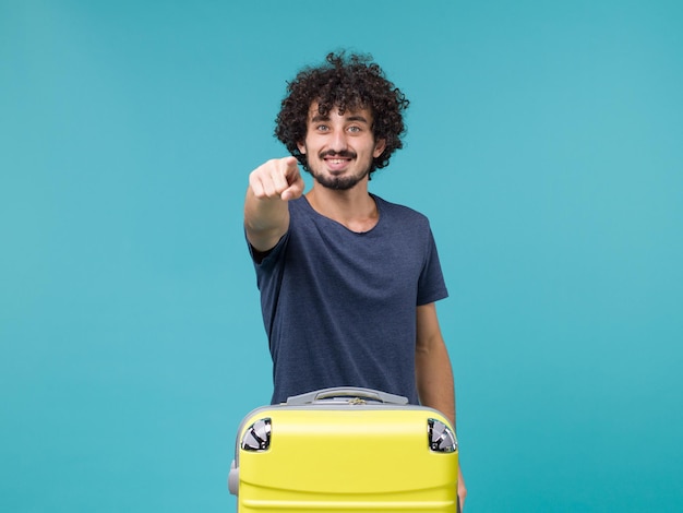 Foto gratuita hombre de vacaciones sonriendo en azul