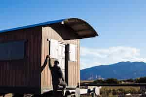 Foto gratuita hombre en vagón de tren al aire libre