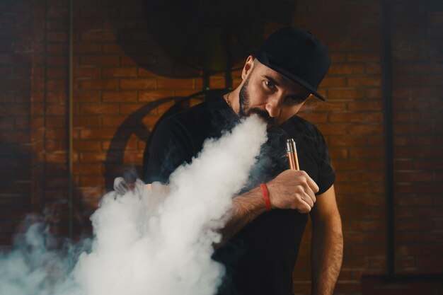 Hombre vaping un cigarrillo electrónico