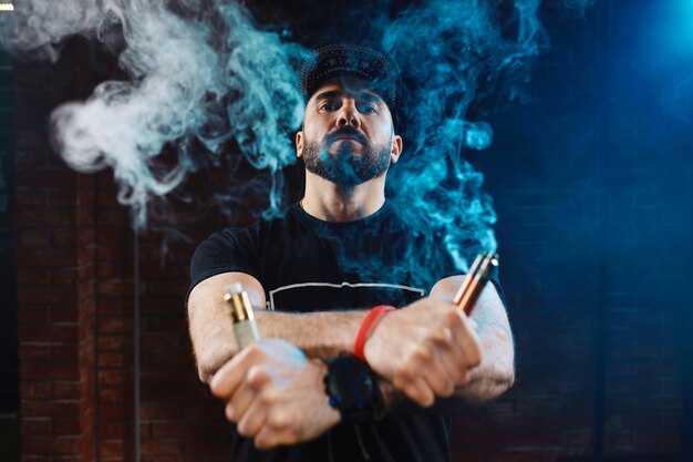 Hombre vaping un cigarrillo electrónico