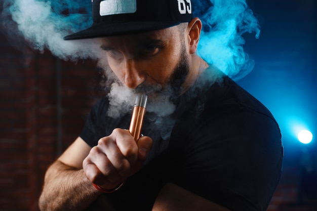 Hombre vaping un cigarrillo electrónico